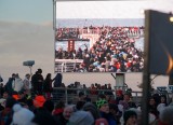 Liveübertragung auf dem Vorplatz vom Massenansturm