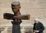 Dietrich Klinge vor seiner Skulptur Gordian IX am Münster
