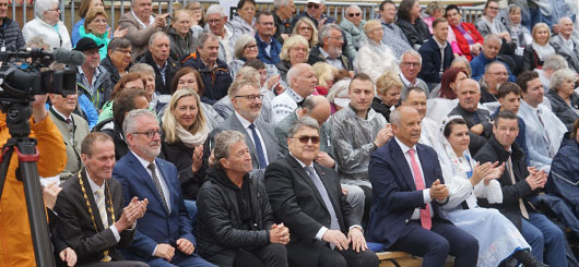 Rumäniens Außenminister Hurezeanu und Peter Maffay umjubelt bei den Heimattagen der Siebenürgen in Dinkelsbühl Rumäniens Außenminister Hurezeanu und Peter Maffay umjubelt bei den Heimattagen der Siebenürgen in Dinkelsbühl