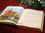 Kleine Panne beim Eintrag in das Goldene Buch. Empfangsgäste wollten sich als Erste verewigen