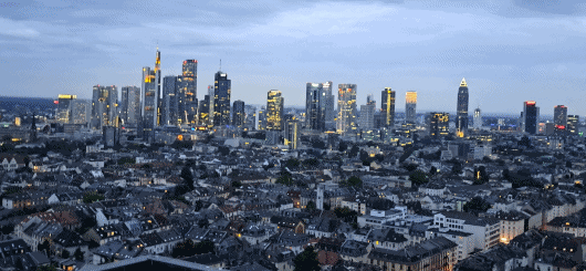 Blick auf Skyline im Zentrum der Bankenmetropole Frankfurt am Main