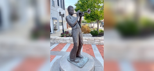  Eine Statue des legendären Jazztrompeters Miles Davis in seinem Geburtsort Alton, Illinois