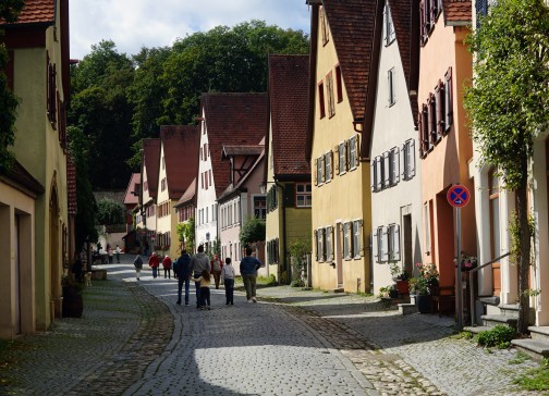 zu Fuß übers historische Kopfsteinpflaster bei voller KFZ-Freiheit